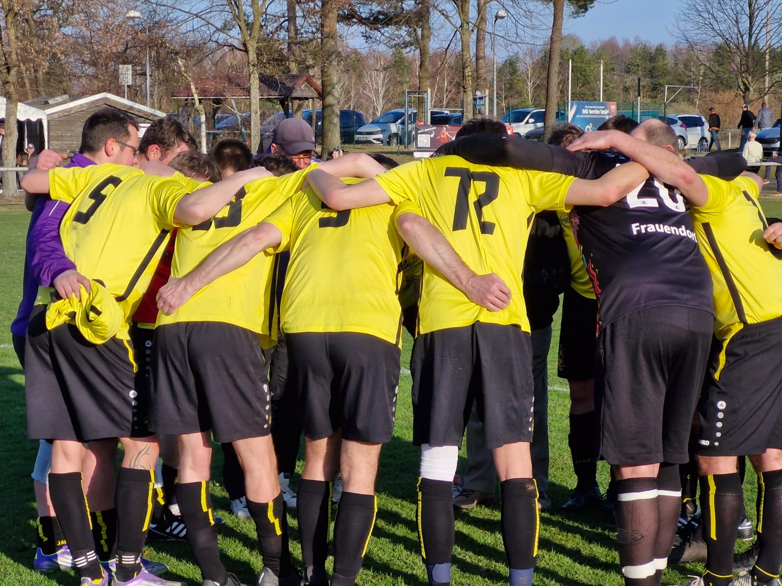 Mannschaftskreis nach Schlusspfiff