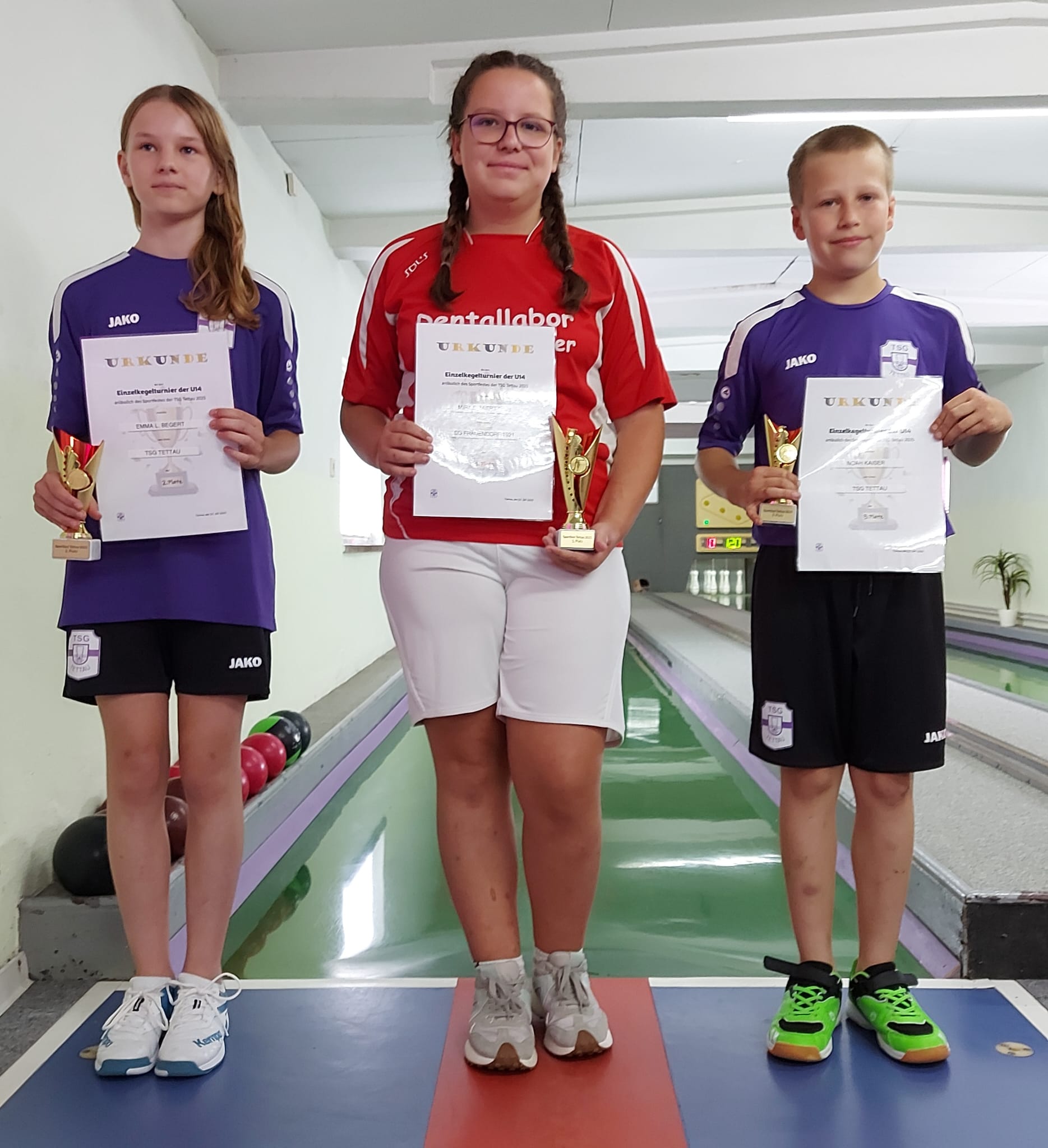 Siegerehrung beim Einzel-Kegelturnier der AK U14 anlässlich des Sportfestes der TSG Tettau Von links nach rechts: Emma L. Begert - TSG Tettau(2.), Mira E. Miertzsch - SG Frauendorf (1.) und Noah Kaiser - TSG Tettau (3.) 2025 07 27 Sportfest Kegeln U14 Sieger